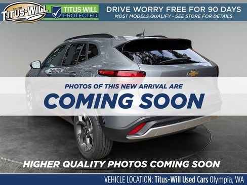 Used 2024 Chevrolet Trax LT w/ Sunroof Package FWD image 3