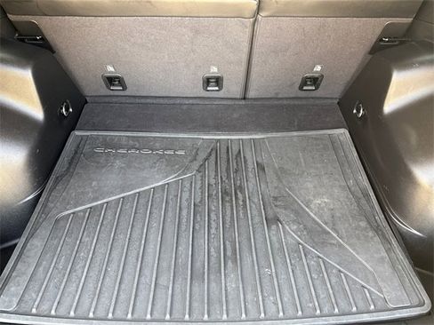 Used 2021 Jeep Cherokee Latitude Plus image 10