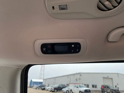 Used 2018 Chrysler Pacifica Touring Plus image 32