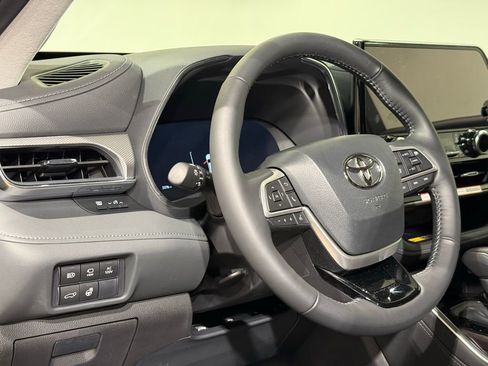 Certified 2025 Toyota Highlander Platinum image 17