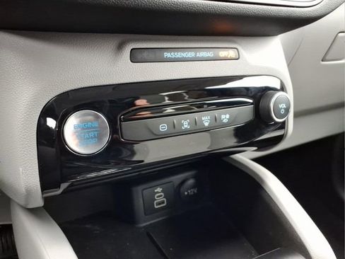 Used 2024 Ford Escape SE w/ Class II Trailer Tow Package image 18