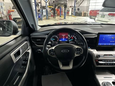 Used 2022 Ford Explorer XLT image 13