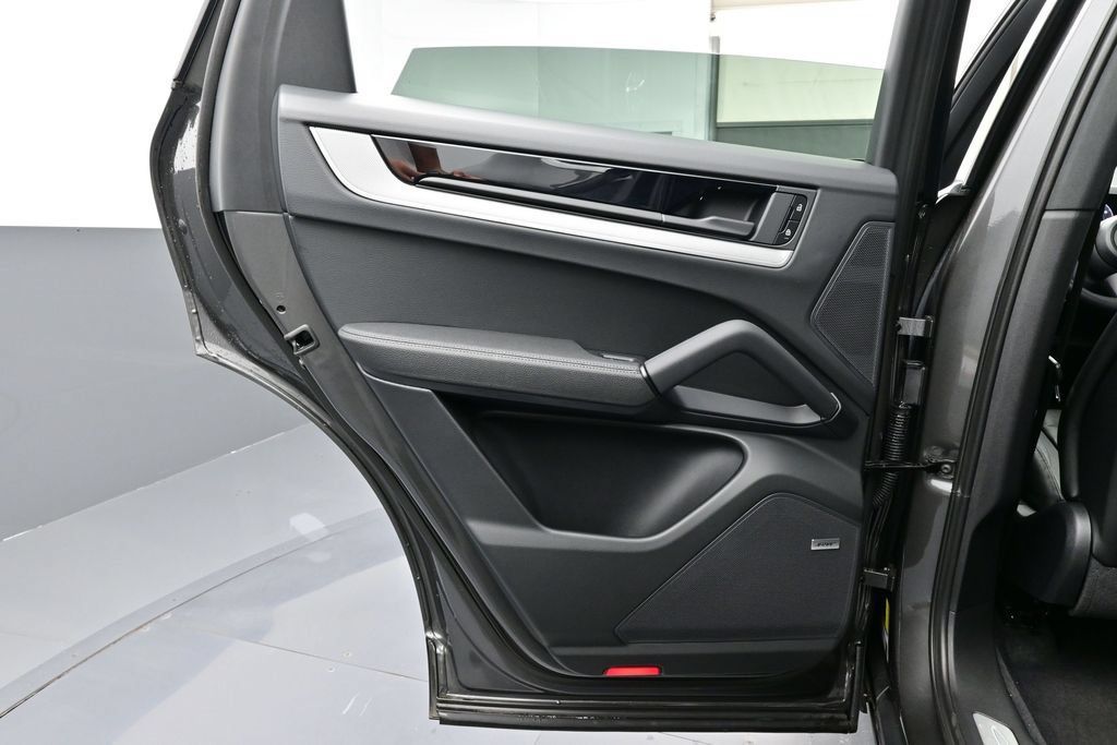 Certified 2024 Porsche Cayenne AWD/4WD image 13