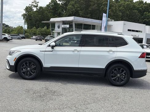 Certified 2024 Volkswagen Tiguan SE w/ Panoramic Sunroof Package AWD/4WD image 2