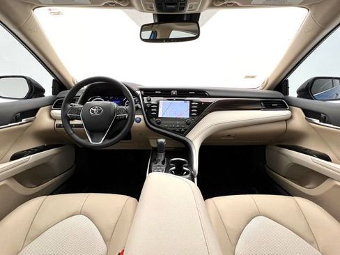 Used 2020 Toyota Camry XLE w/ Sunroof Package FWD image 24