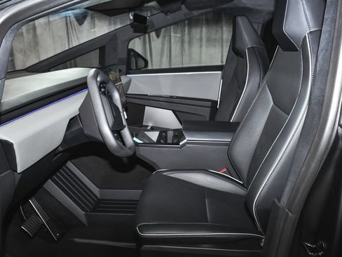 Used 2025 Tesla Cybertruck AWD Crew Cab image 44