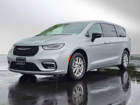 Used 2024 Chrysler Pacifica Touring-L FWD image 7