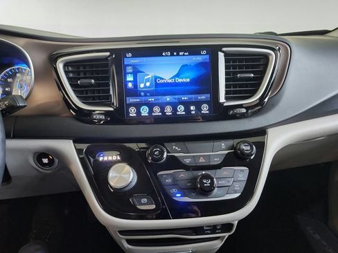 Used 2017 Chrysler Pacifica Touring-L FWD image 17