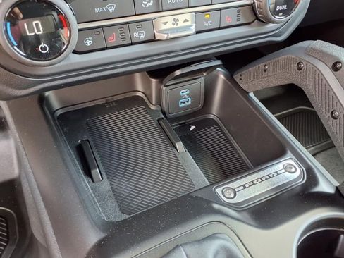 New 2025 Ford Bronco Badlands image 17