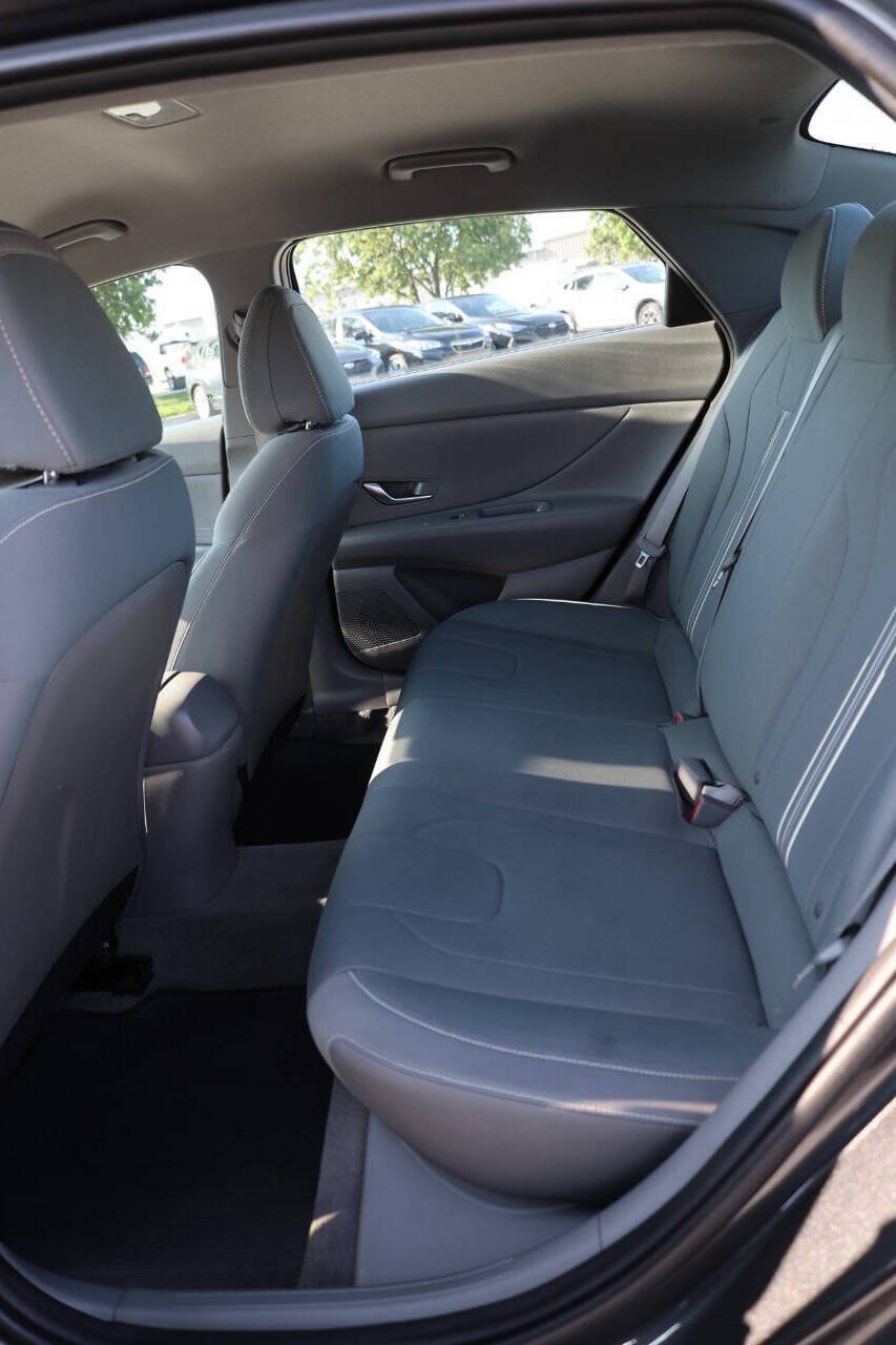 Used 2022 Hyundai Elantra SEL FWD image 16