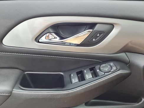 Used 2023 Chevrolet Traverse LT FWD image 12
