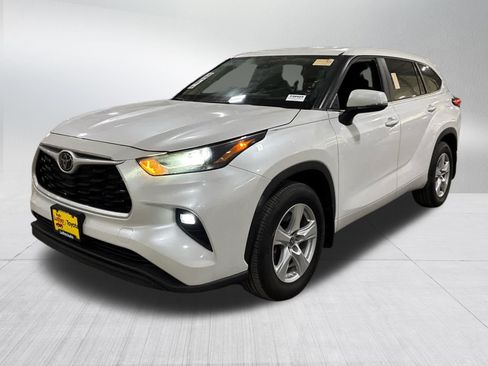 Used 2023 Toyota Highlander LE AWD/4WD image 3