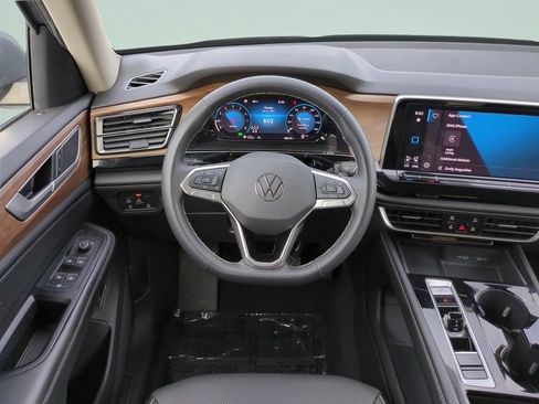 Used 2024 Volkswagen Atlas SE FWD image 12
