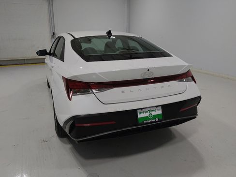 Used 2025 Hyundai Elantra SE FWD image 6