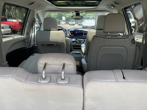 Used 2020 Chrysler Pacifica Limited FWD image 15