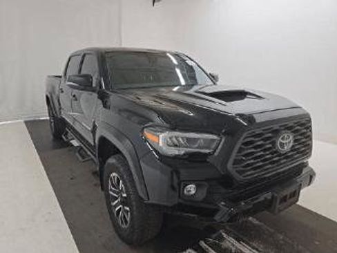 Used 2022 Toyota Tacoma TRD Sport w/ TRD Premium Sport Package AWD/4WD image 3