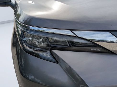 Used 2024 Toyota Sienna XLE FWD image 9