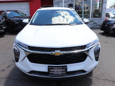 Used 2025 Chevrolet Trax LT FWD image 8