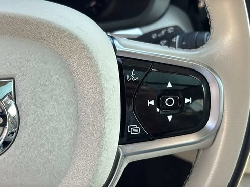 Certified 2025 Volvo XC60 B5 Ultra AWD/4WD image 18