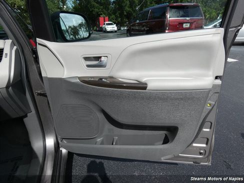Used 2017 Toyota Sienna XLE FWD image 51