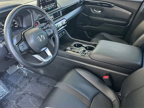 Used 2025 Honda Pilot Touring image 7