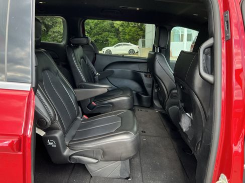 Used 2025 Chrysler Pacifica Select FWD image 12
