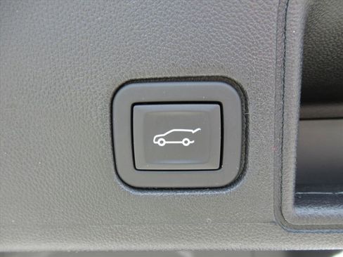 Used 2024 GMC Terrain SLE w/ Driver Convenience Package image 31