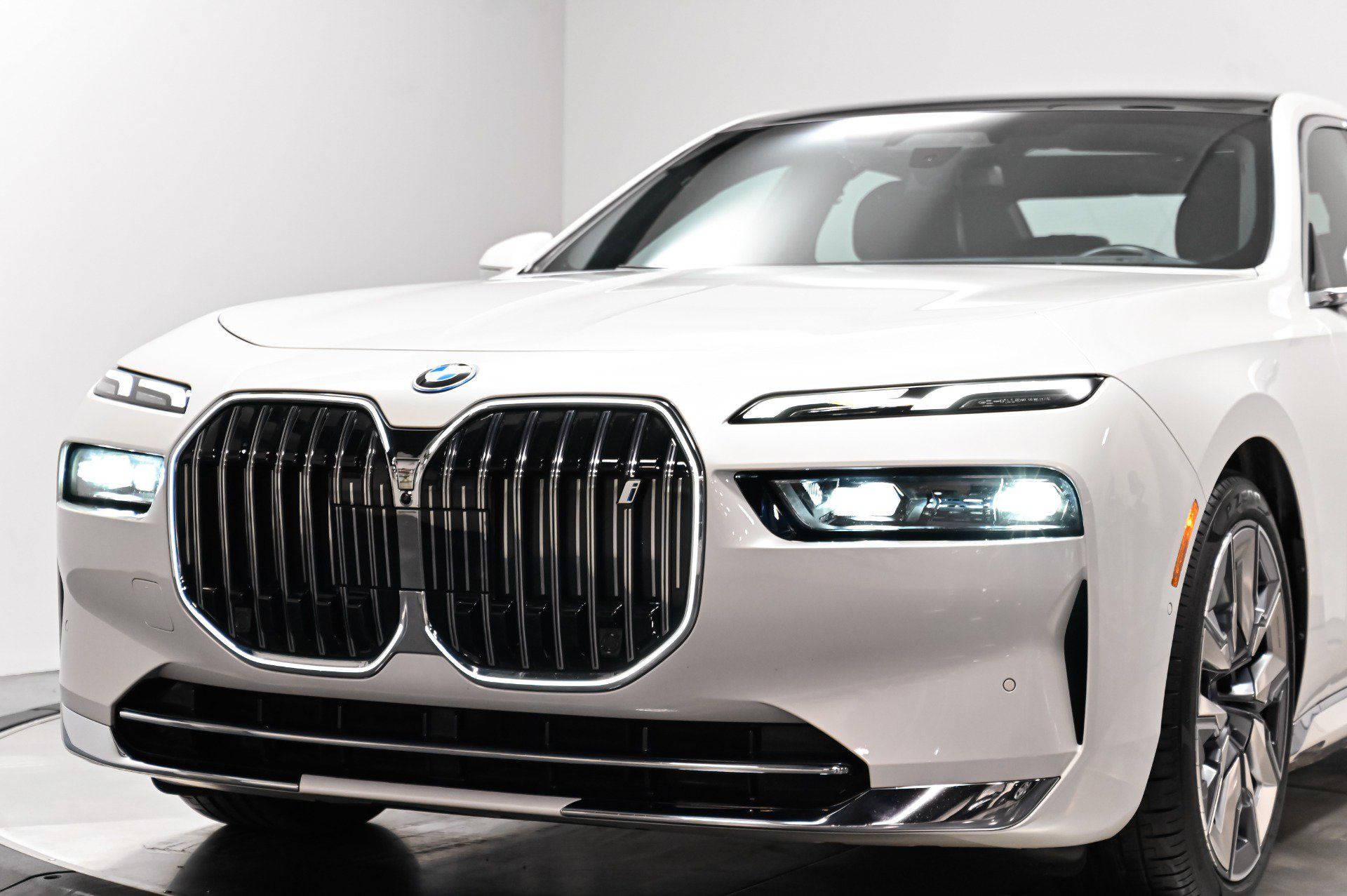 Used 2023 BMW i7 xDrive60 AWD/4WD image 42