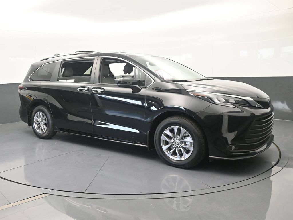 Used 2025 Toyota Sienna XLE w/ XLE Plus Package FWD image 8