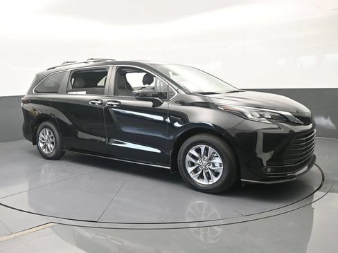 Used 2025 Toyota Sienna XLE w/ XLE Plus Package FWD image 8