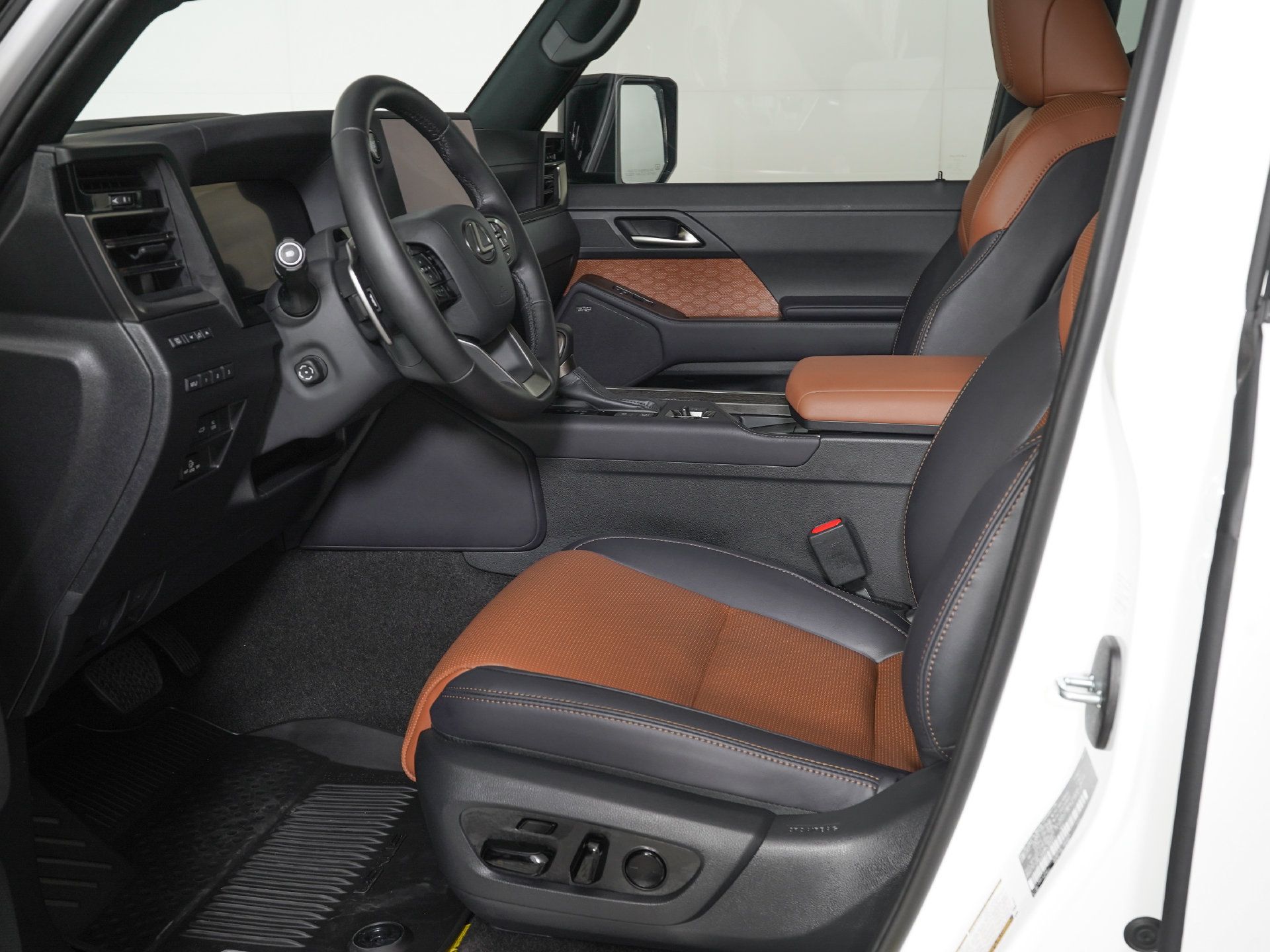Used 2026 Lexus GX 550 w/ Accessory Package (2T) AWD/4WD image 17