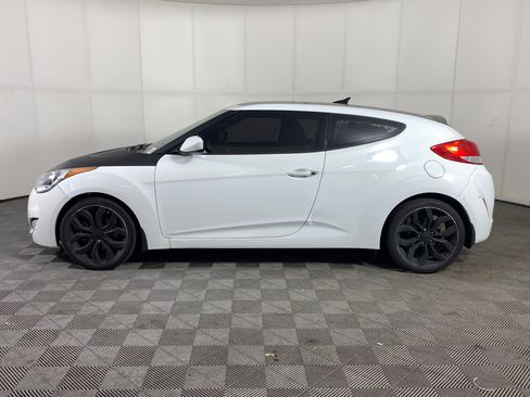 Used 2013 Hyundai Veloster w/ Style Pkg image 2