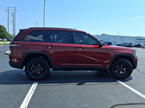 Used 2025 Jeep Grand Cherokee Altitude AWD/4WD image 31