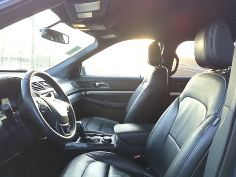 Used 2018 Ford Explorer XLT w/ Equipment Group 202A image 6