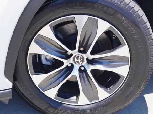 Used 2020 Toyota Highlander XLE FWD image 13