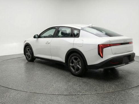 Used 2025 Kia K4 LXS image 6