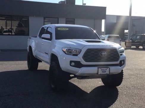 Used 2020 Toyota Tacoma TRD Sport image 3