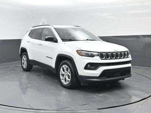 Used 2024 Jeep Compass Latitude AWD/4WD image 2