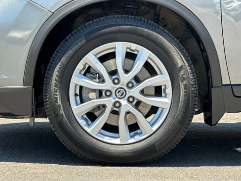 Used 2018 Nissan Rogue SV w/ Premium Package FWD image 25