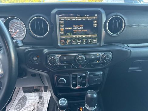 Used 2022 Jeep Gladiator Overland image 19