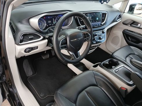 Used 2024 Chrysler Pacifica Touring-L image 10
