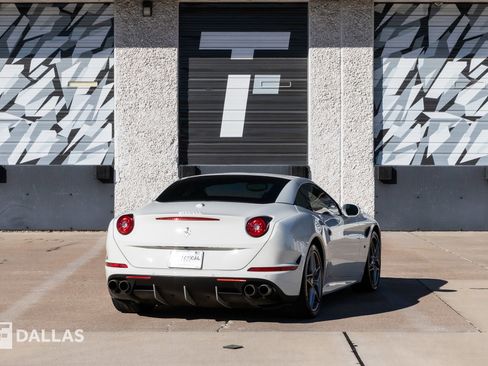 Used 2015 Ferrari California T image 15