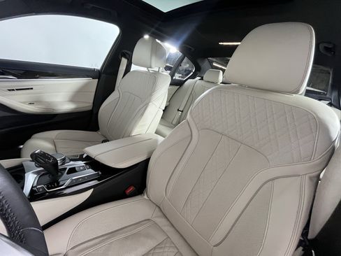 Used 2019 BMW 530e xDrive w/ Executive Package image 15