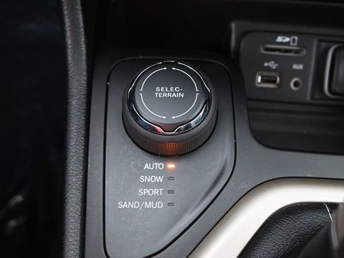Used 2017 Jeep Cherokee Latitude w/ Safety/Convenience Group AWD/4WD image 32