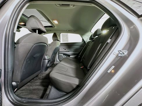 Used 2025 Hyundai Elantra SEL FWD image 28