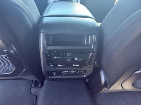 Used 2025 Jeep Grand Cherokee Limited AWD/4WD image 32