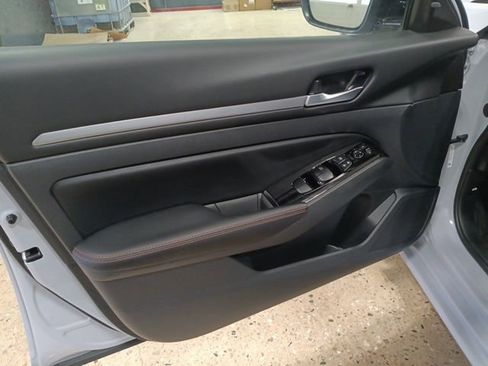 Certified 2025 Nissan Altima 2.5 SR image 10