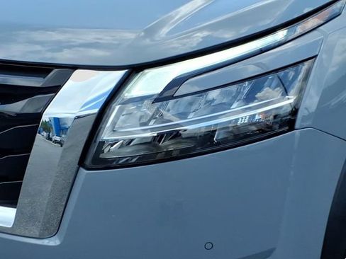 Used 2024 Nissan Pathfinder Platinum AWD/4WD image 11