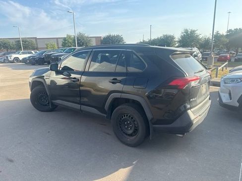 Used 2021 Toyota RAV4 LE FWD image 5