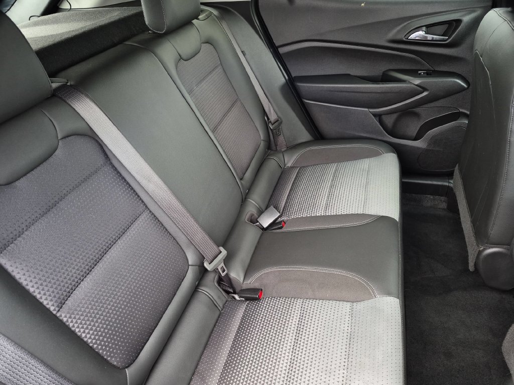 Used 2025 Chevrolet Trax LT w/ LT Convenience Package FWD image 30